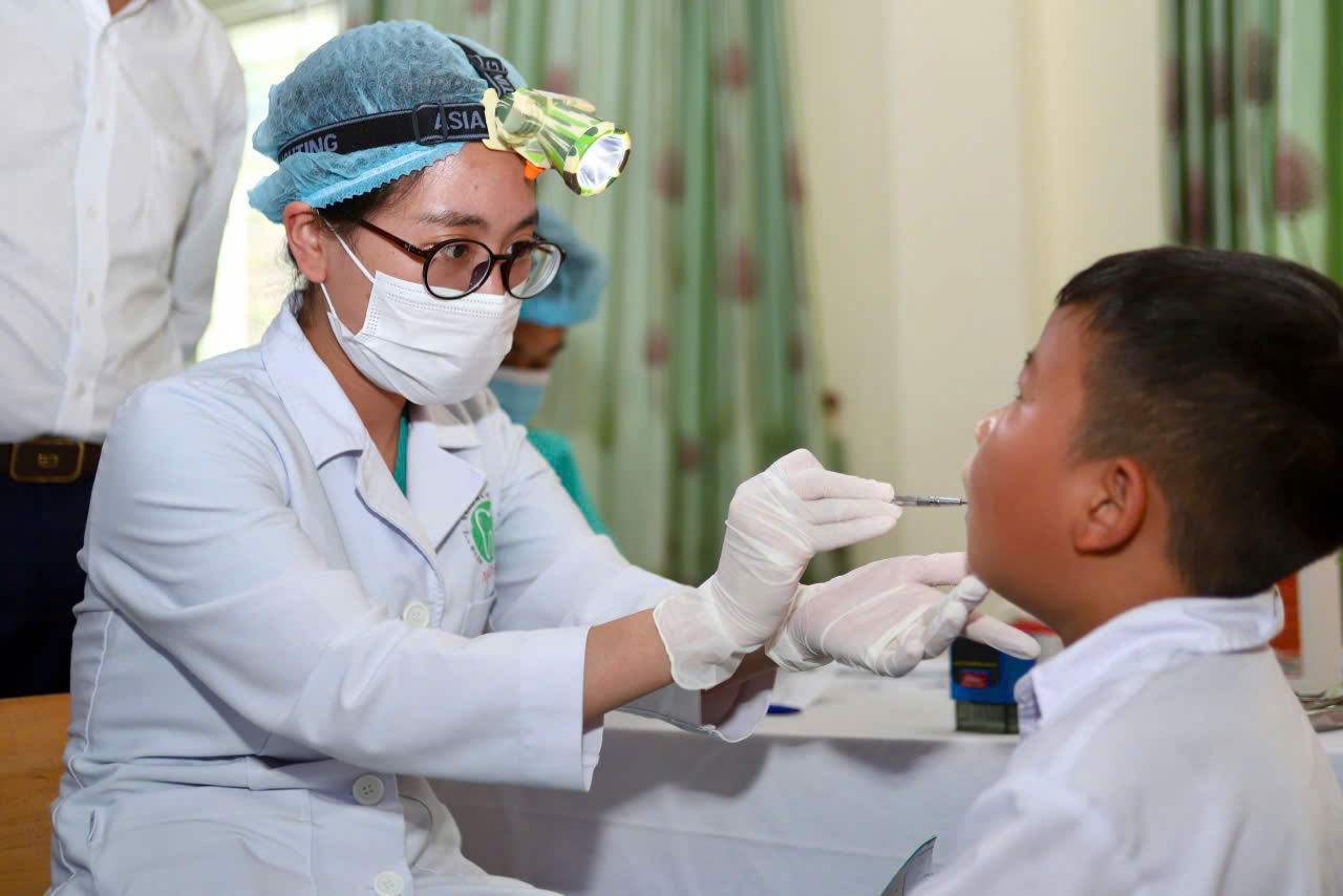 Các bác sĩ khám và tư vấn sức khỏe răng miệng cho các em học sinh
